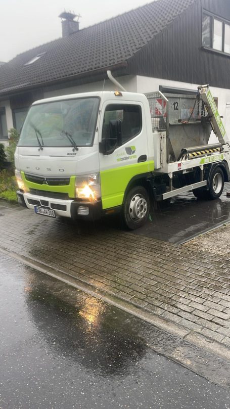 Container Lieferung bei schlechtem Wetter